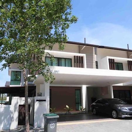 Promo Private Luxurious Nilai Vacation Home Luaran gambar